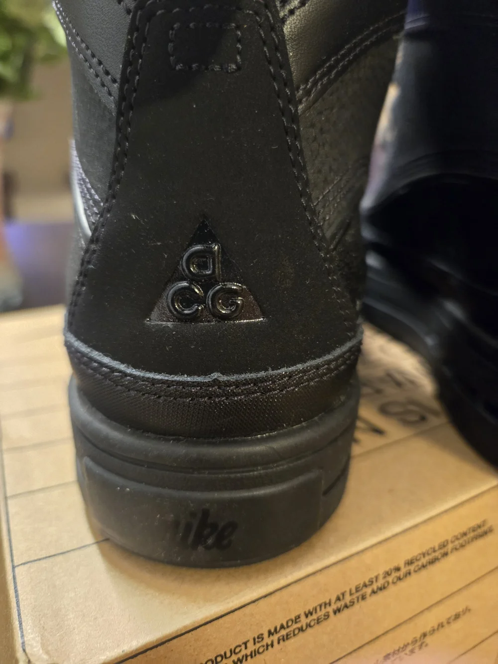 Nike Big KIDS Black High-Top Lace-Up Boots